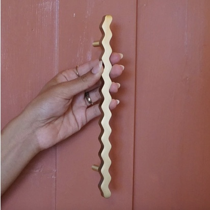 Squiggle T Bar Hand - Brass 
